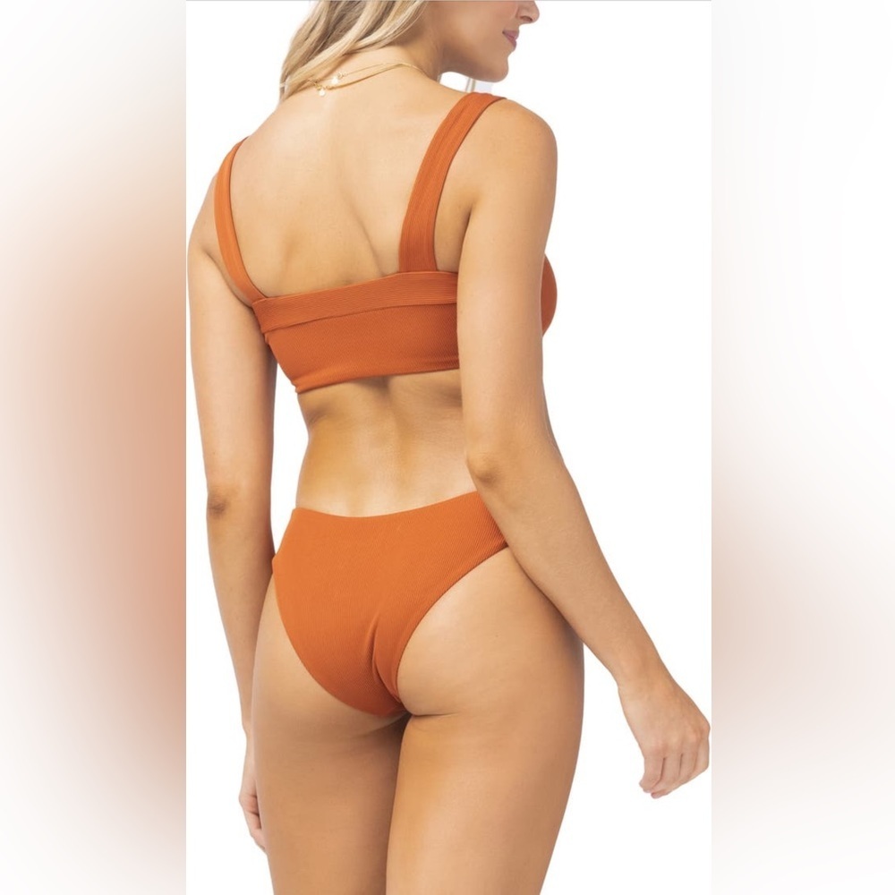 L Space Lee Lee Ribbed Bikini Top
Large
AMBER - Picture 5 of 6